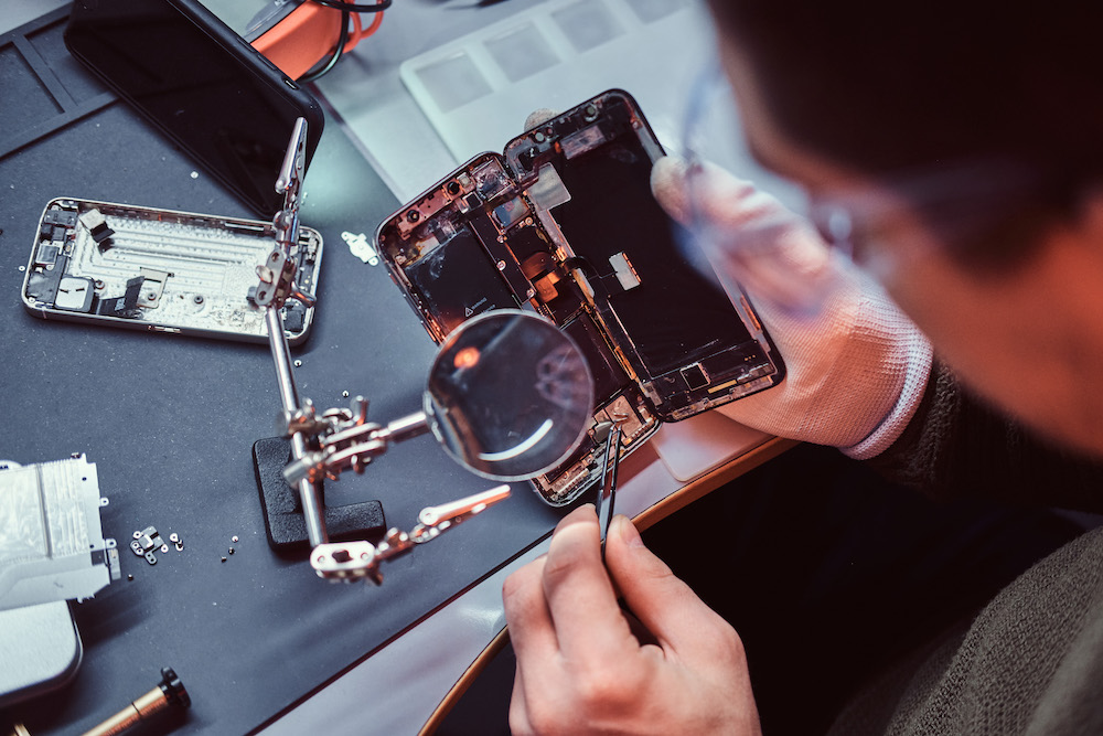 repairman-uses-magnifier-tweezers-repair-damaged-smartphone-close-up-photo-disassembled-smartphone (1)